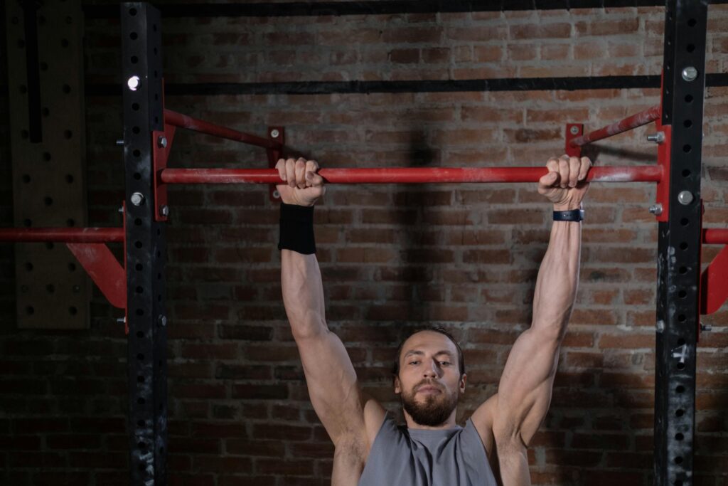 man doing pull ups with shoulder pain